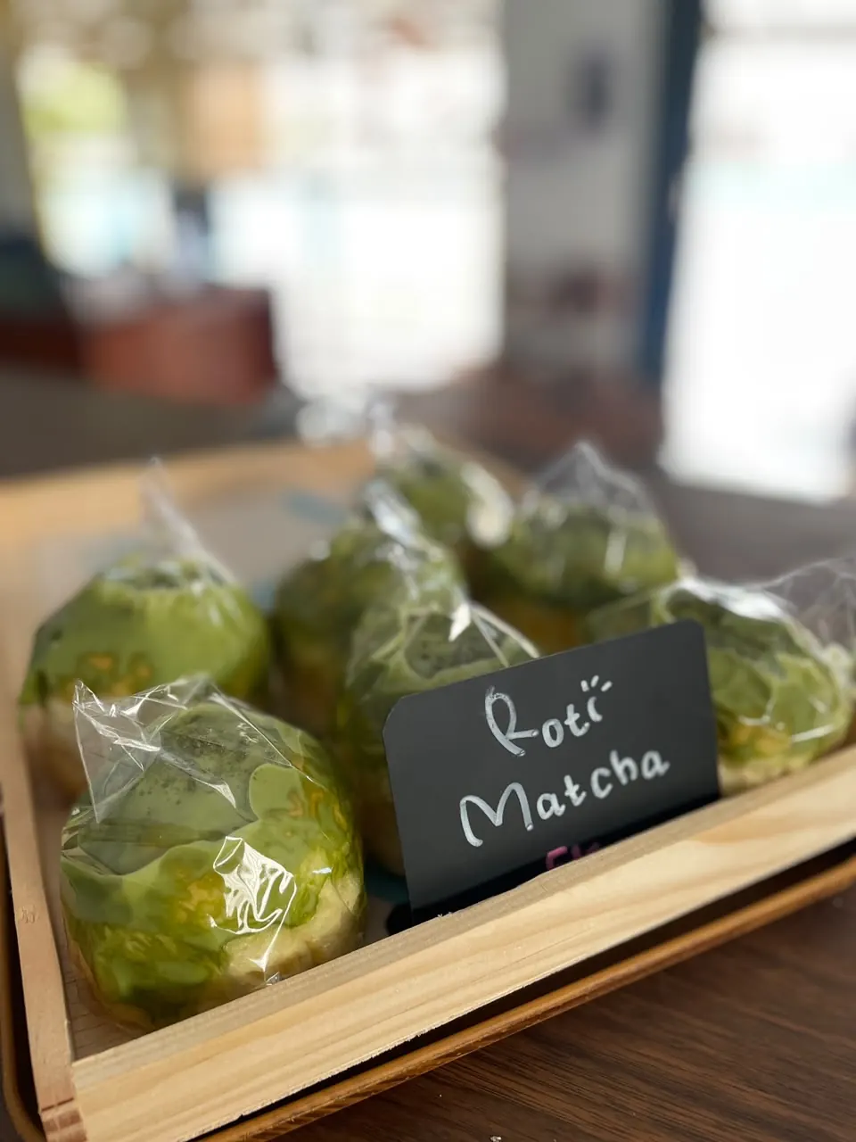 Roti matcha dalam nampan kayu