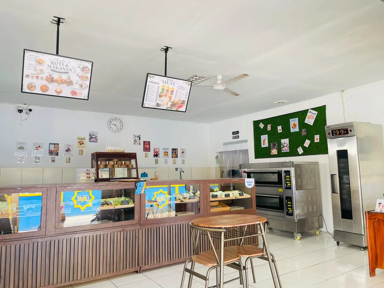 Ruang dalam toko Tjahaja dengan etalase dan oven