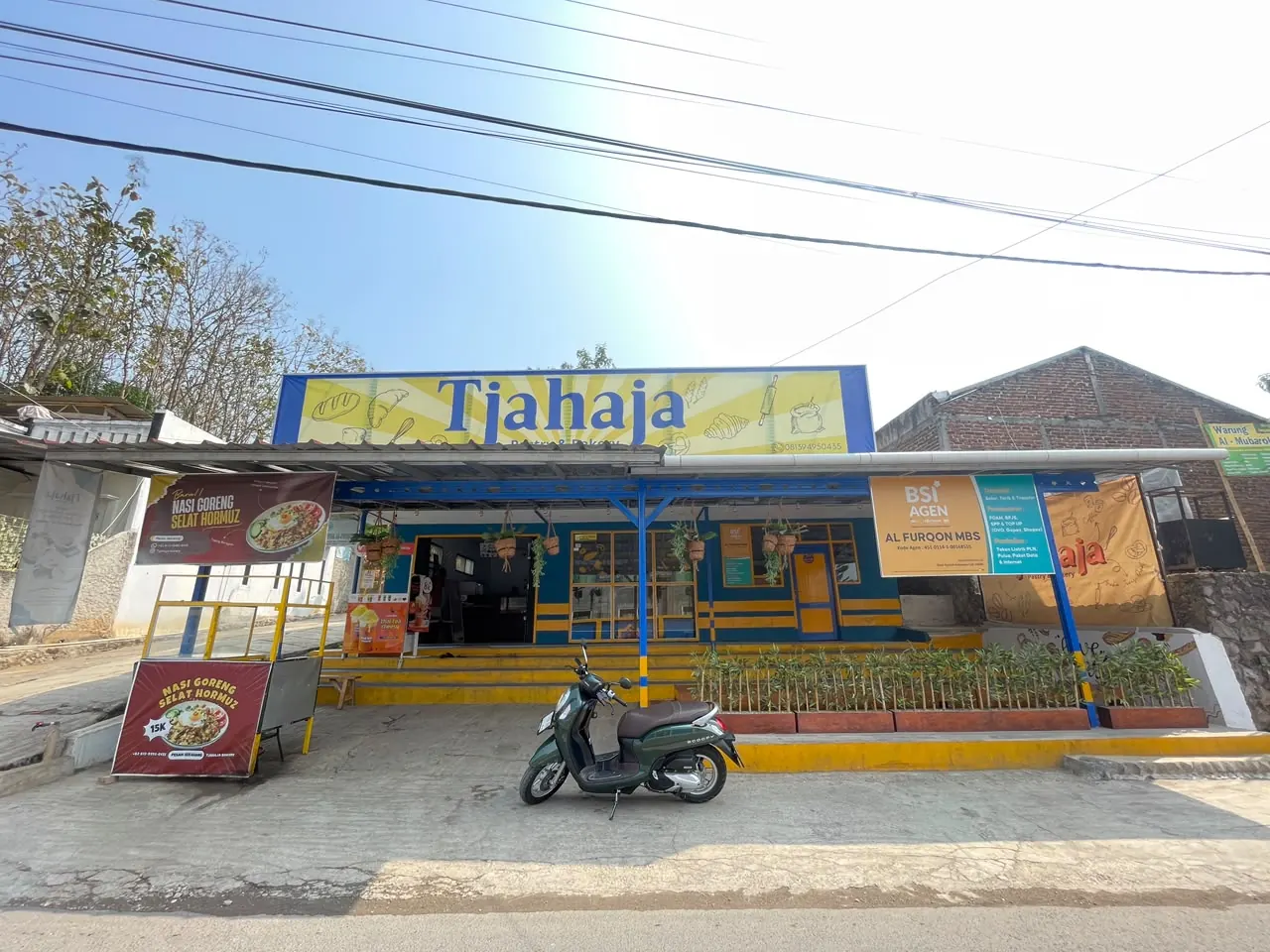 Tampak depan toko Tjahaja di pinggir jalan